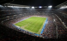 开云官网-双轨制霸，绿茵场外的极速复仇