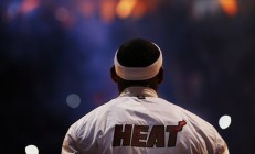 开云体育登录-绿茵与硬木，两个战场的焦点对决，一场横扫的永恒回响