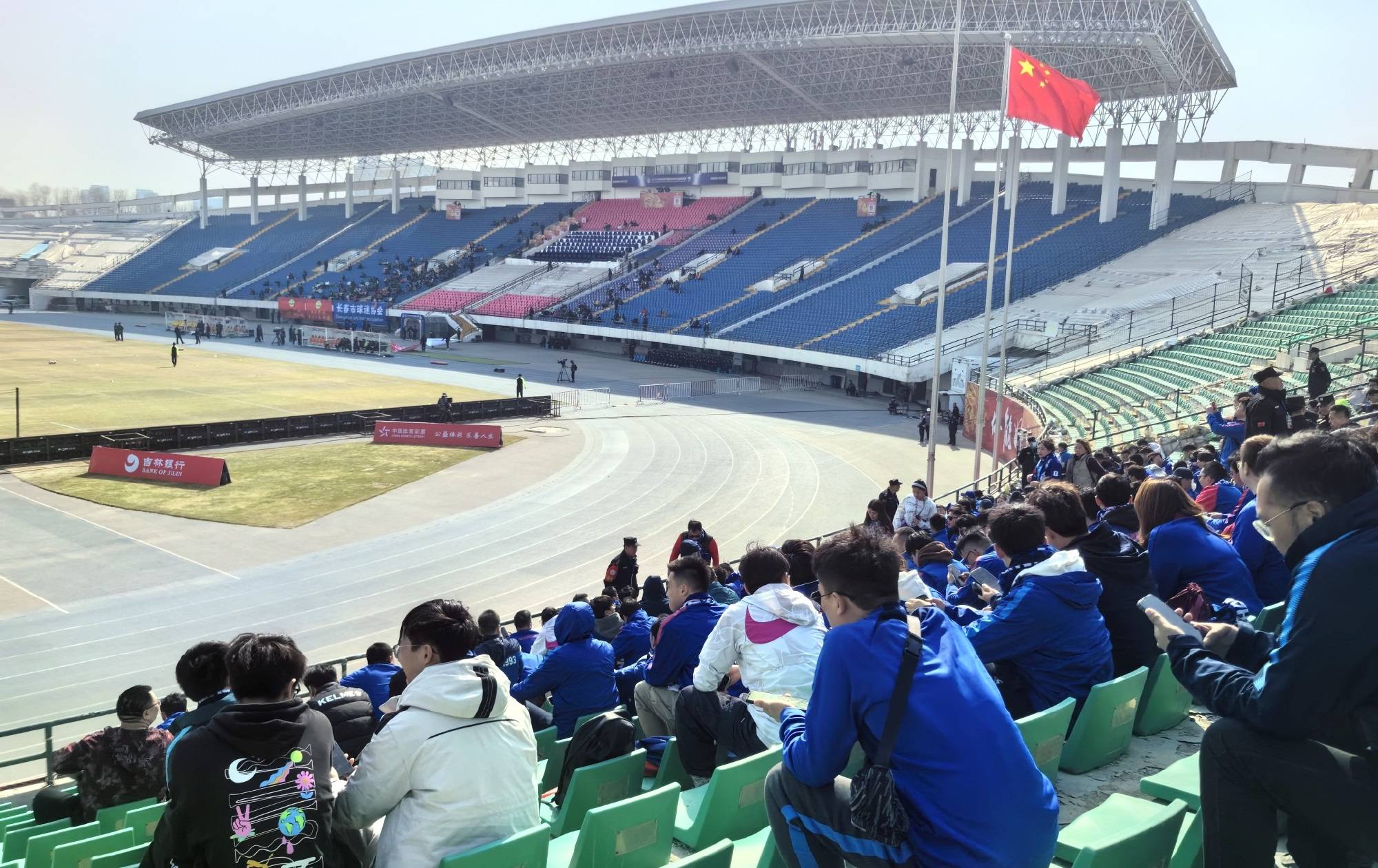 上海申花全队卯足全力，客场取胜山东鲁能，坚守领先地位
