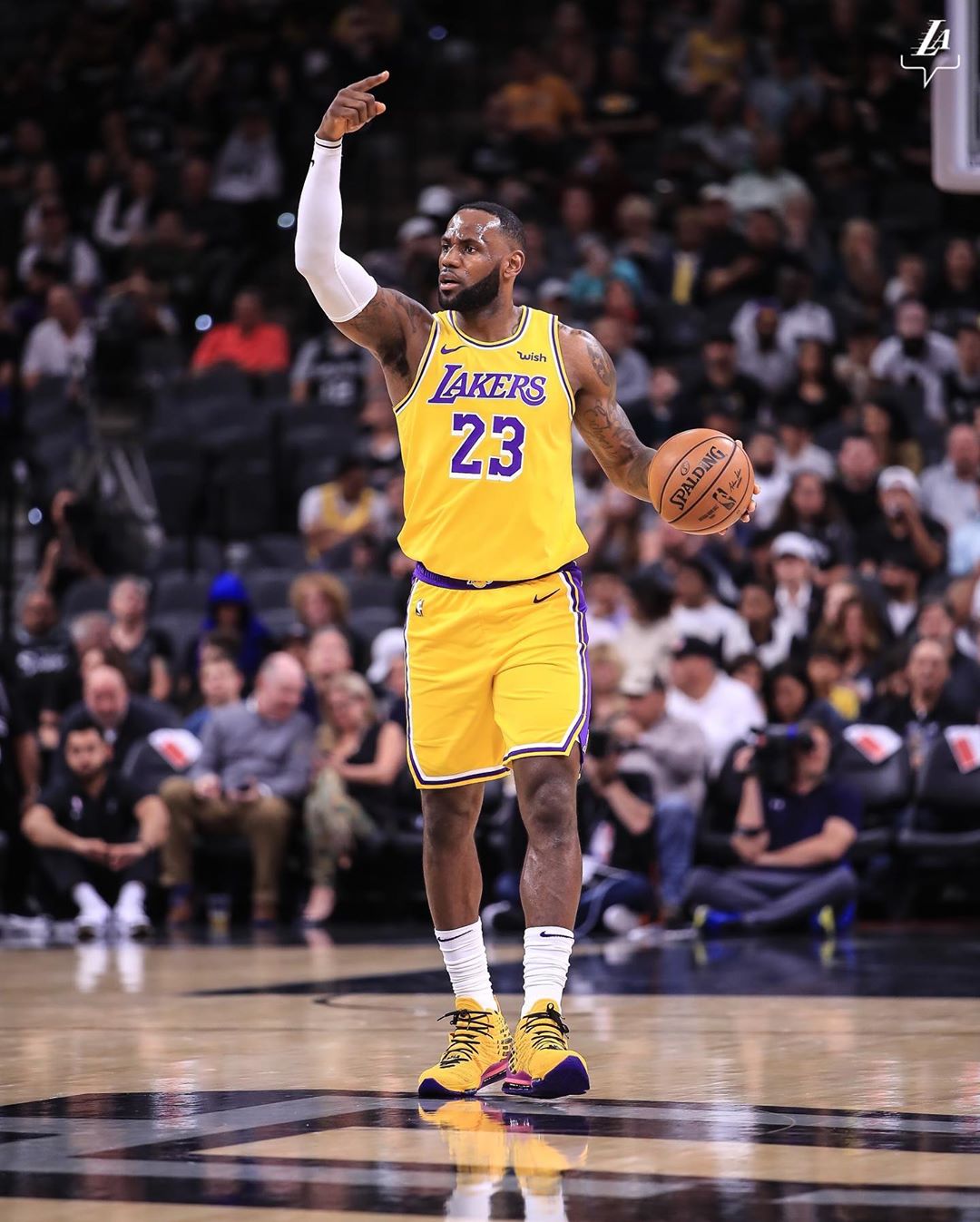 包含显露锐气：球队势不可挡取得胜利的词条