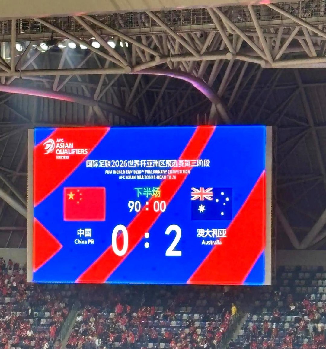 包含战火升腾，球场上的光芒璀璨夺目的词条
