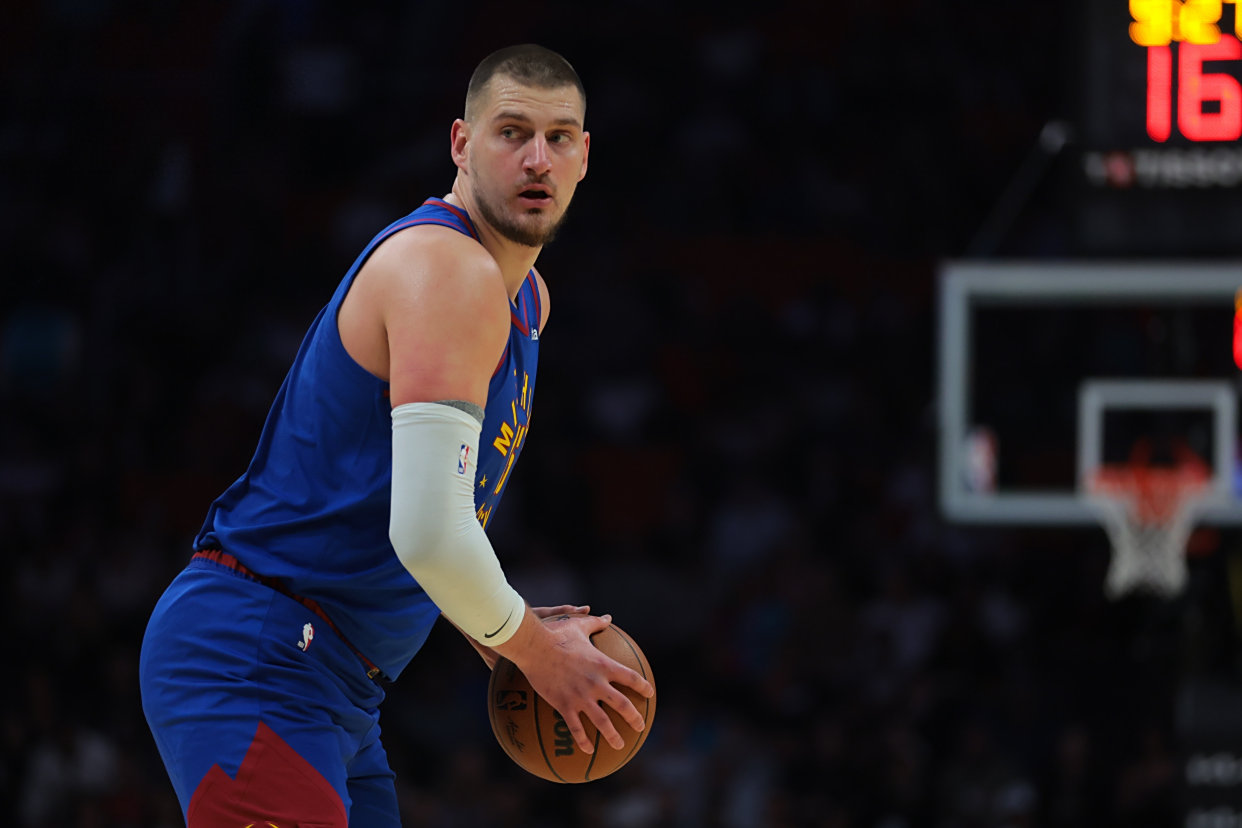 包含人球员集体爆发，轻取对手取得三连胜的词条