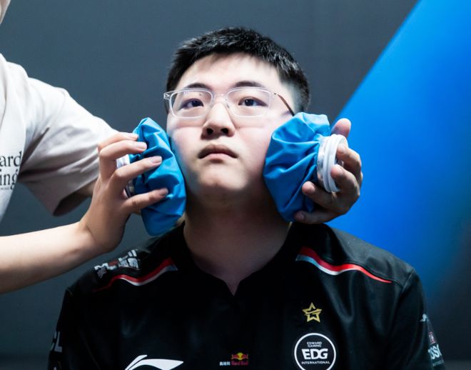 EDG险胜LGD，Canyon关键团战开团秒人强强对话2025世界赛，成为赛场最大亮点