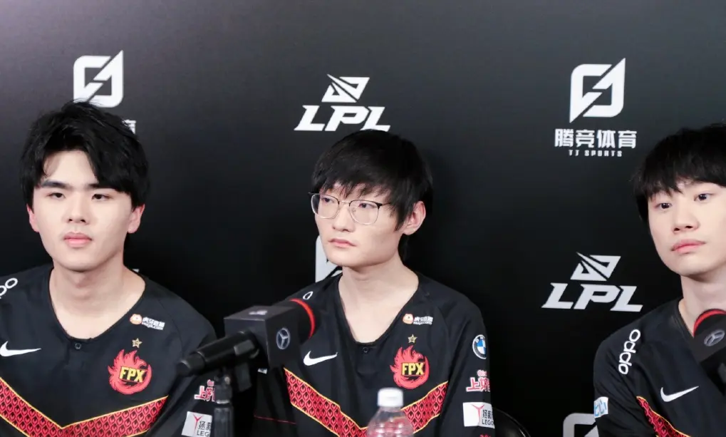 NS碾压DK，Crisp关键团战开团秒人激烈交锋2025世界赛，留下经典瞬间的简单介绍