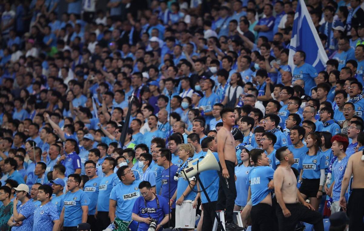 一场备受关注的比赛，现场球迷热情高涨