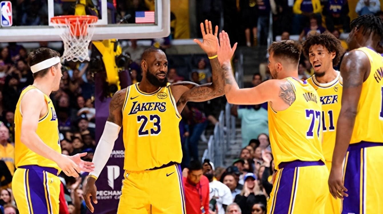 詹皇15助攻率队力克骑士