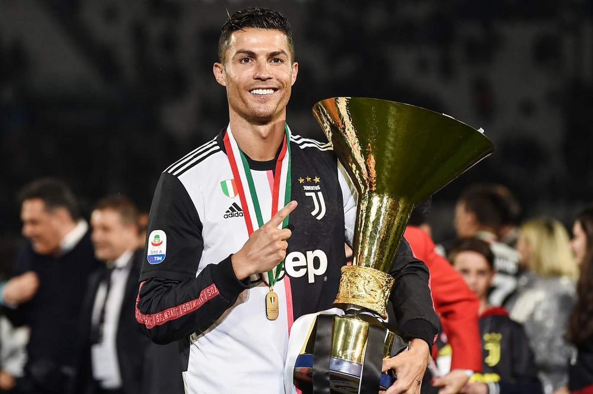 巴西险胜尤文，莱万带队取胜