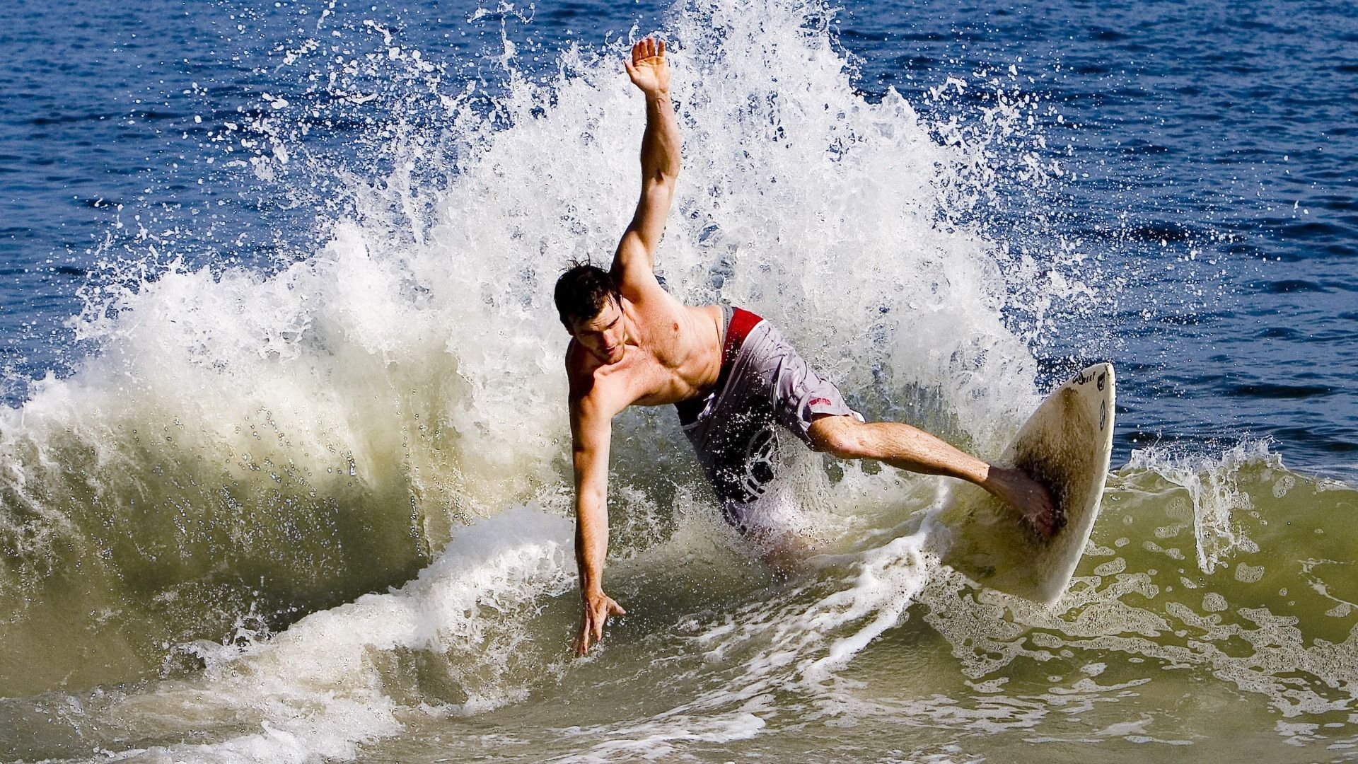 暴雨前的闪电，利拉德胜负手撕裂防线，勇士单节37-9狂潮淹没上海