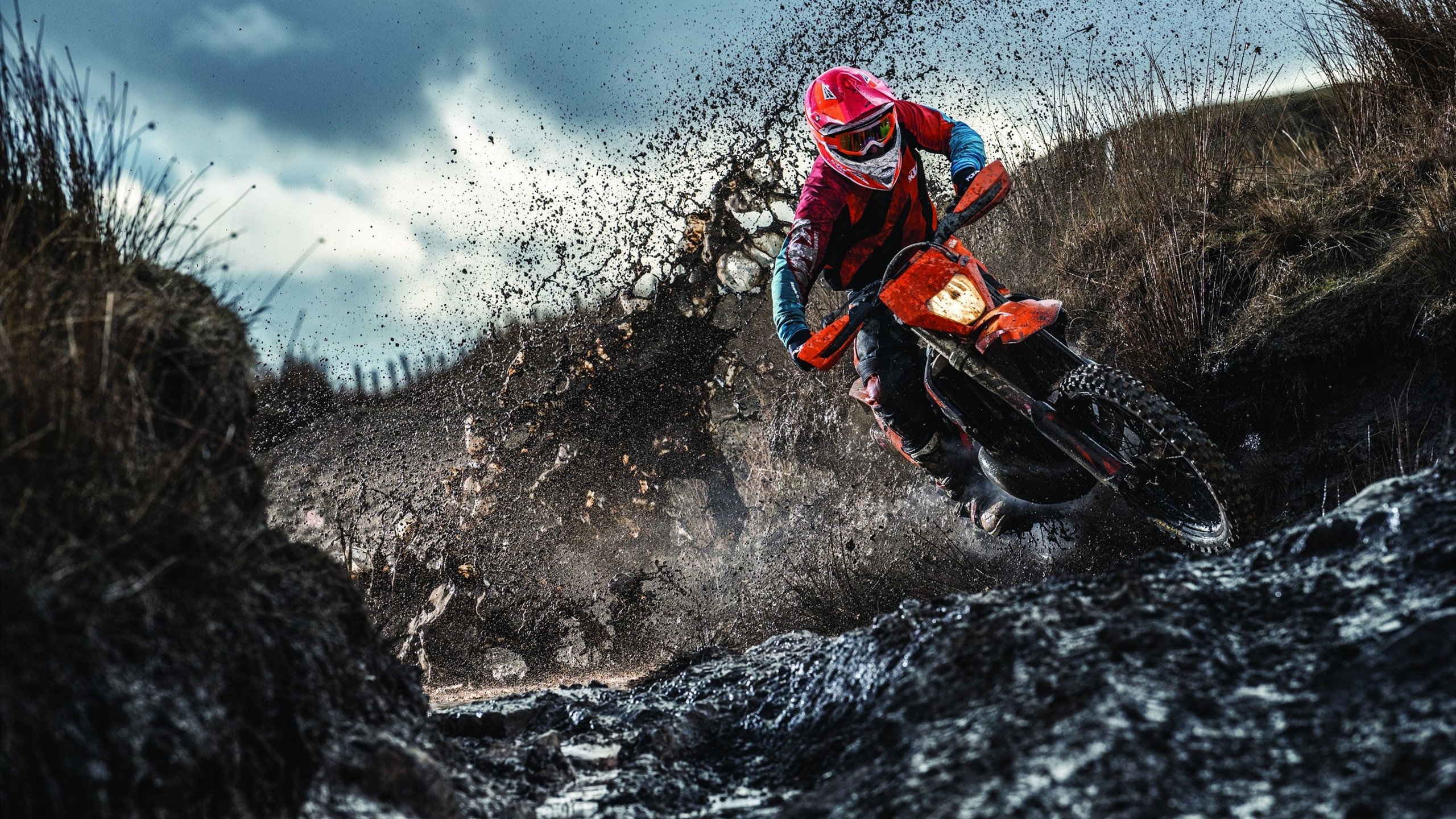 双轨制霸，绿茵场外的极速复仇